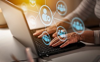 女性創(chuàng)業(yè)者如何借助社交媒體與計(jì)算機(jī)網(wǎng)絡(luò)技術(shù)實(shí)現(xiàn)產(chǎn)品銷(xiāo)售新突破